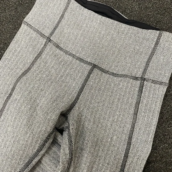 🐼Women Lululemon Athletica Gray and Black Leggings, size 4 - Picture 5 of 12